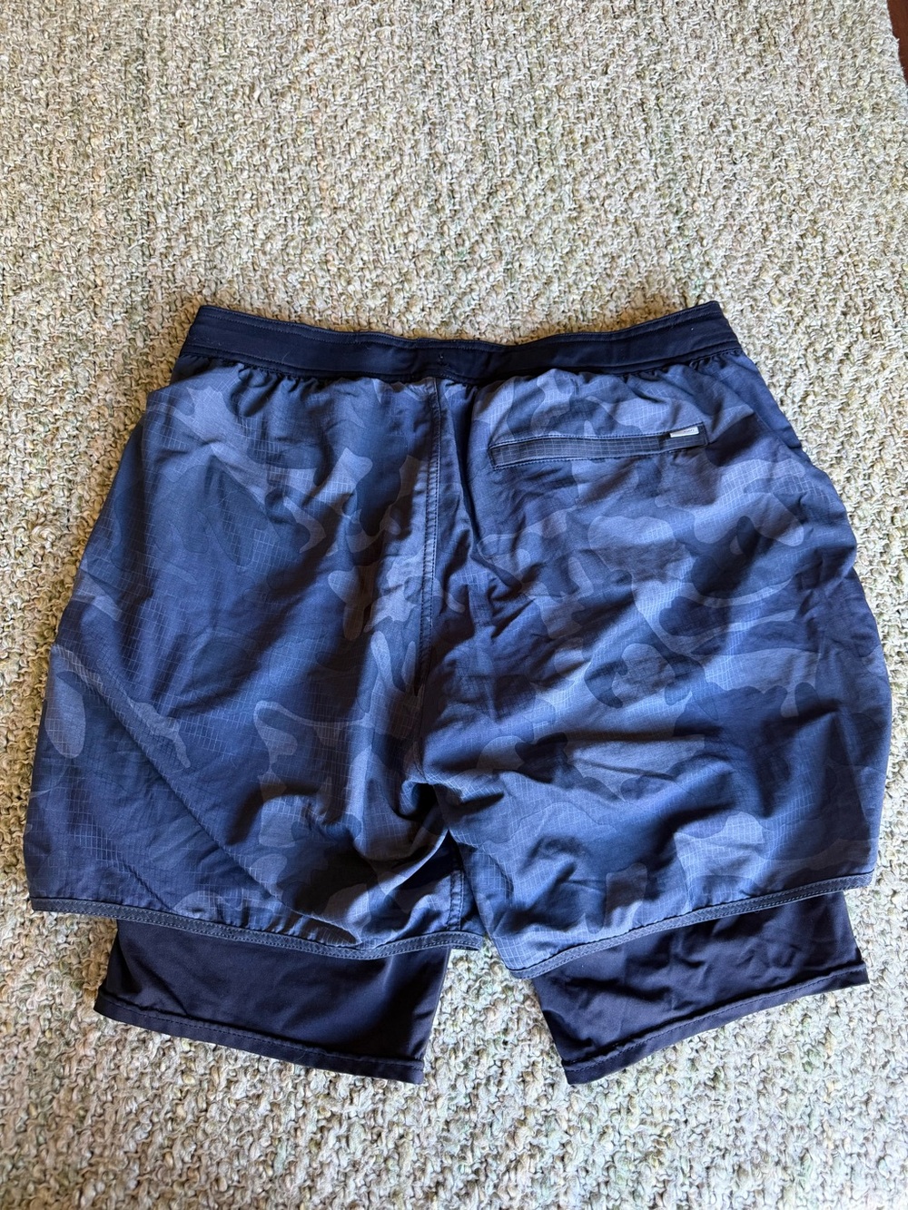 Vuori Shorts Men’s L - Navy Camo, Lined, Zip Pockets - Picture 2 of 2